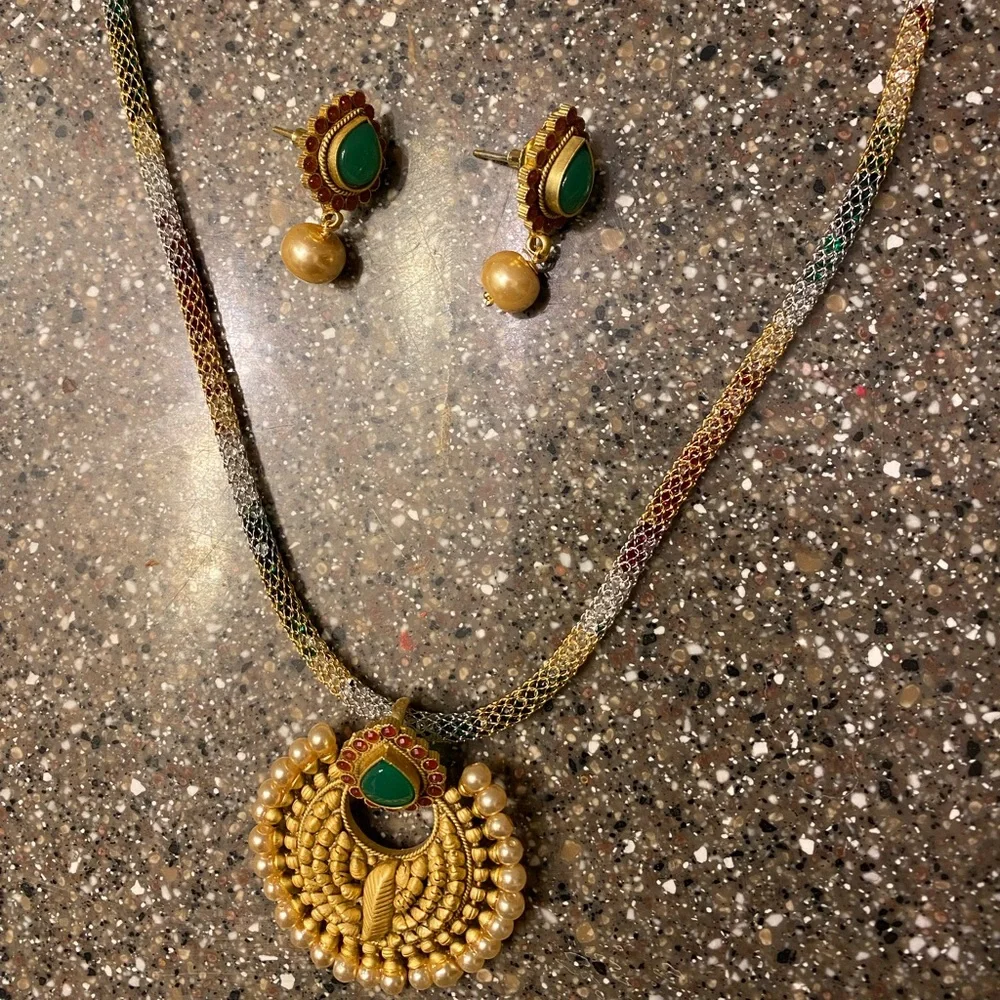 Artificial Design Necklace And Pierced Earring Set - Picture 2 of 5